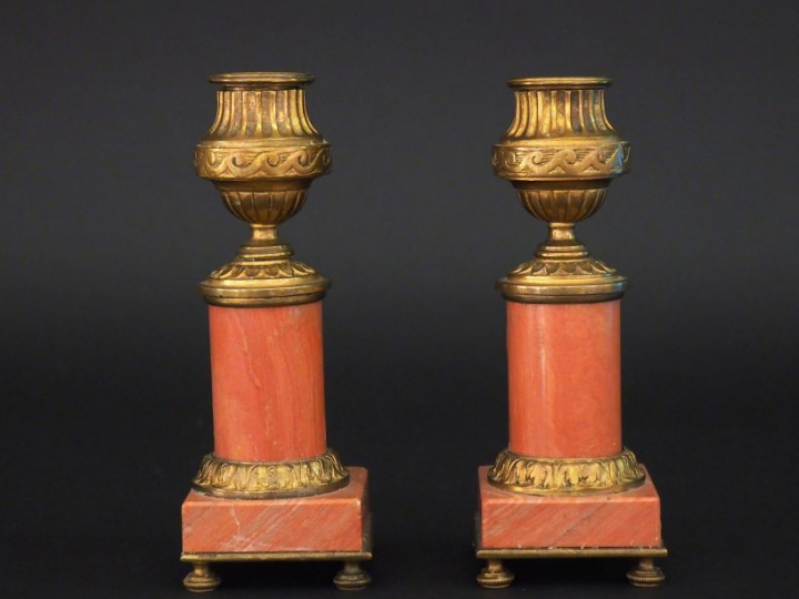 Paire de bougeoirs de toilette de style Louis XVI en marbre rose et br