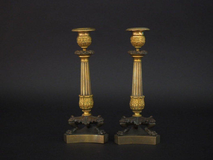 Paire de bougeoirs Restauration en bronze à patine brune et dorée, pie