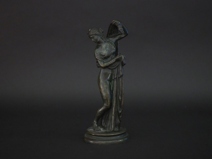 Sujet en bronze XIXème à patine brune "jeune femme à l'antique". H. 27