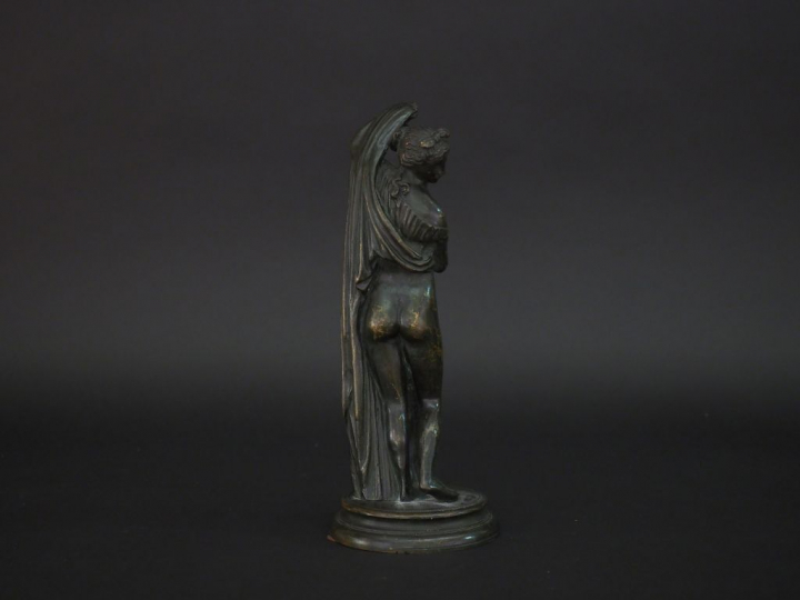 Sujet en bronze XIXème à patine brune "jeune femme à l'antique". H. 27