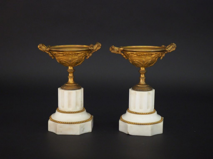 Paire de cassolettes Napoléon III en marbre blanc et bronze doré figur