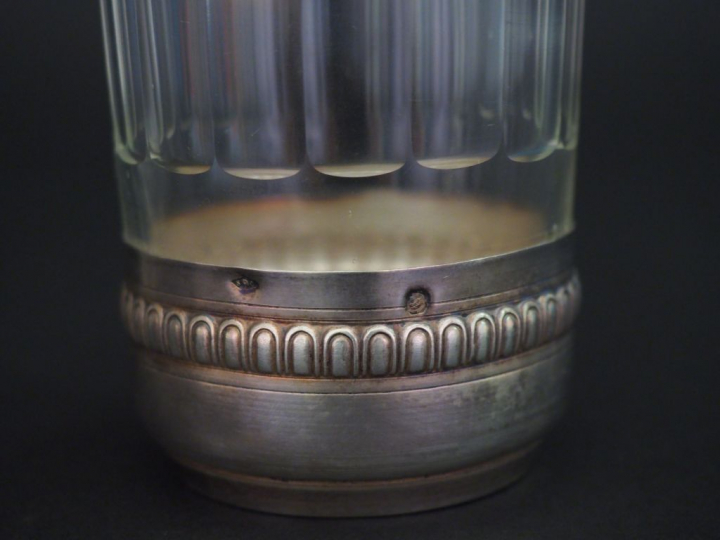 Verre à eau en cristal, monture en argent, à décor de cannelures compr