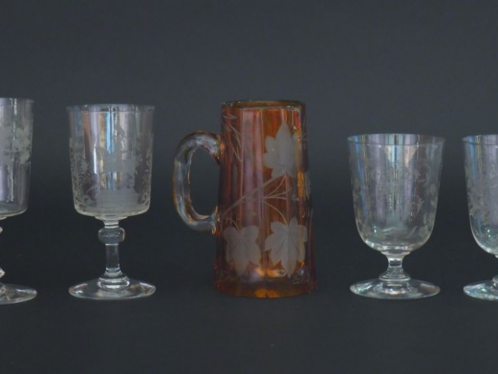 4 différents verres à pied en cristal gravé à décor de fleurs et de mo