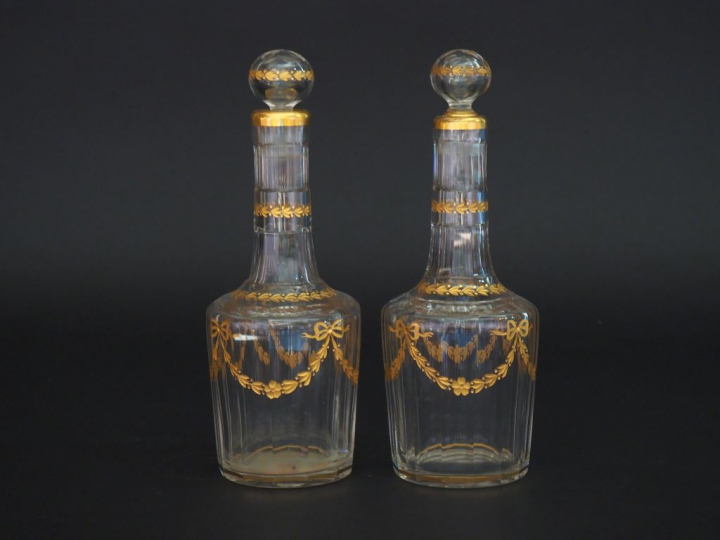 Paire de flacons Napoléon III de style Louis XVI, en cristal émaillé d