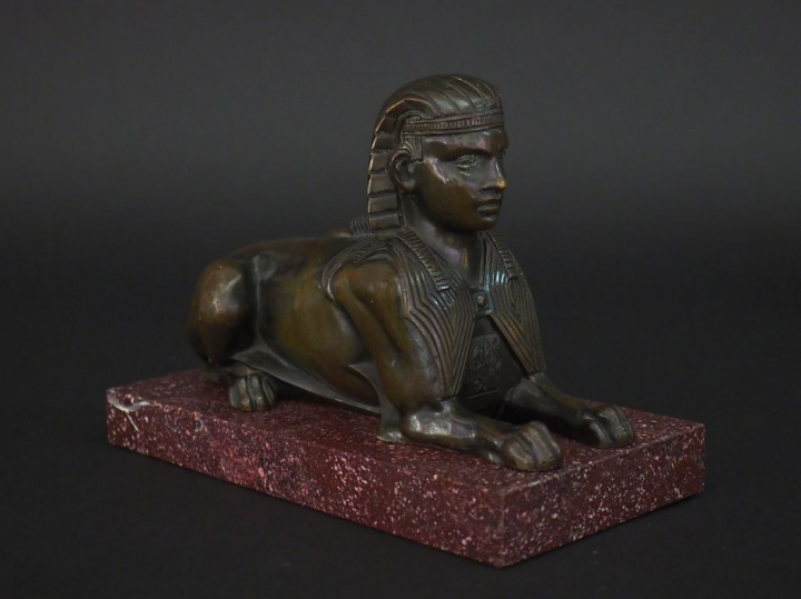 Sujet en bronze à patine brune "le sphinge" sur un socle en marbre à l
