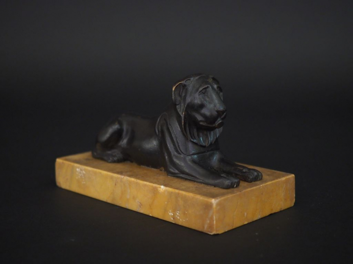 Sujet en bronze à patine brune d'après l'antique "lion couché", sur un