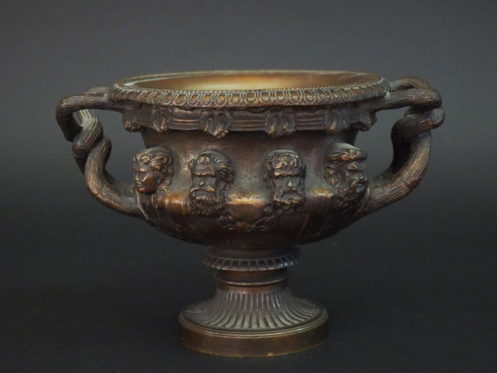 Vase à anses XIXème en bronze à patine brune à décor de huit visages d