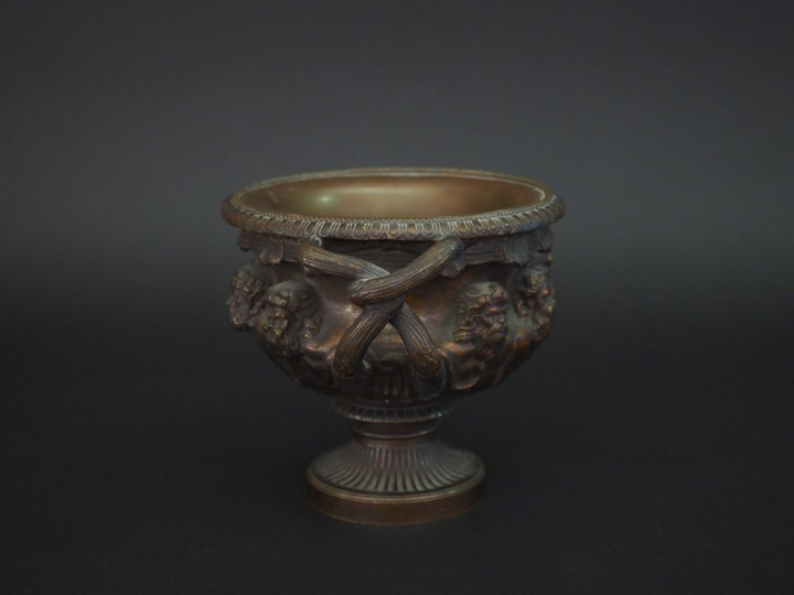 Vase à anses XIXème en bronze à patine brune à décor de huit visages d