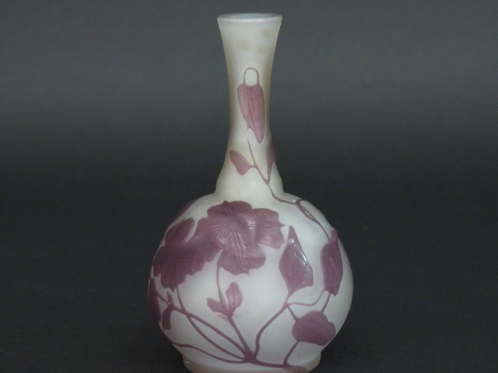GALLE.  Vase en verre à décor gravé en camée à l'acide de fleurs mauve