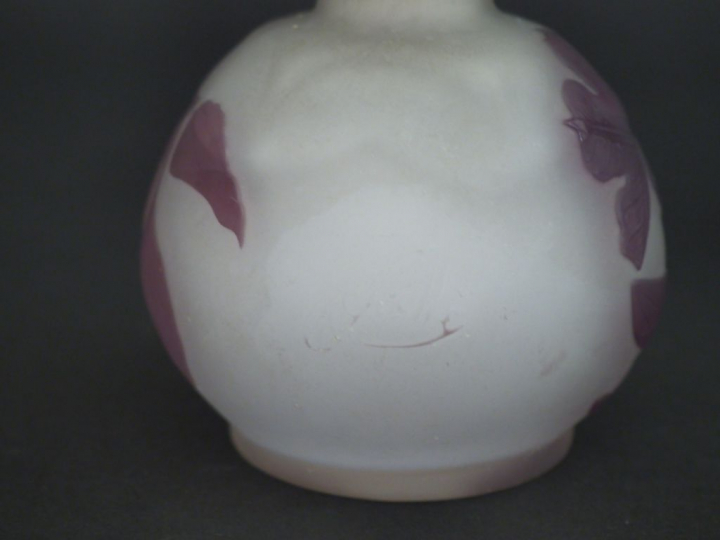 GALLE.  Vase en verre à décor gravé en camée à l'acide de fleurs mauve