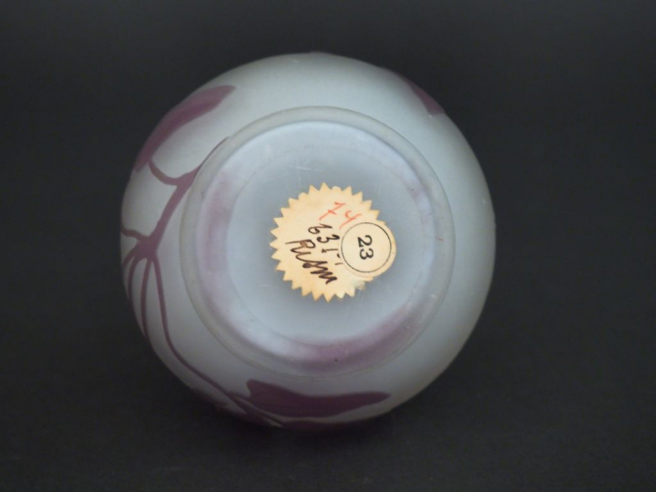 GALLE.  Vase en verre à décor gravé en camée à l'acide de fleurs mauve