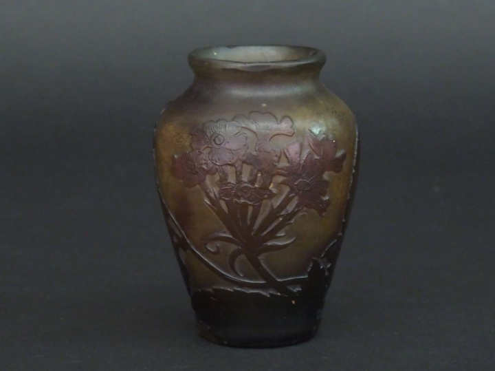 GALLE.  Vase ovoide en verre à décor gravé en camée à l'acide de fleur
