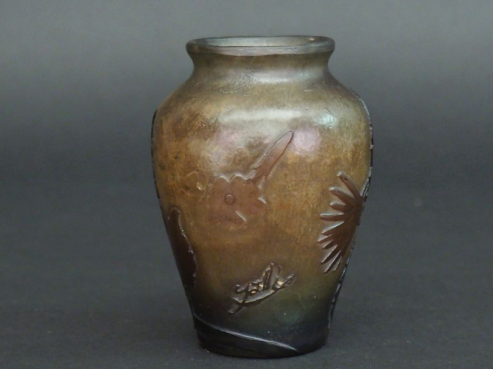 GALLE.  Vase ovoide en verre à décor gravé en camée à l'acide de fleur