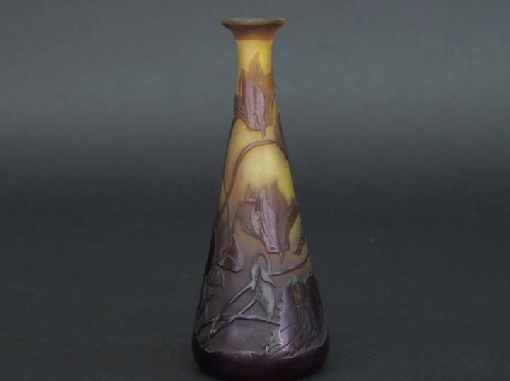 GALLE. Vase soliflore en verre à décor gravé en camée et à l'acide de 