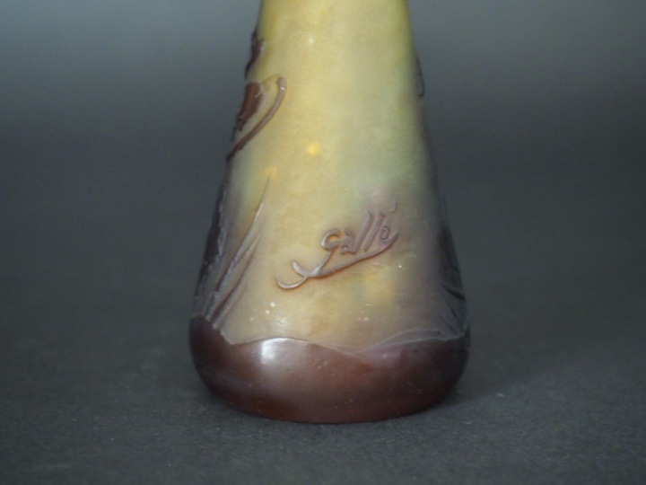 GALLE. Vase soliflore en verre à décor gravé en camée et à l'acide de 