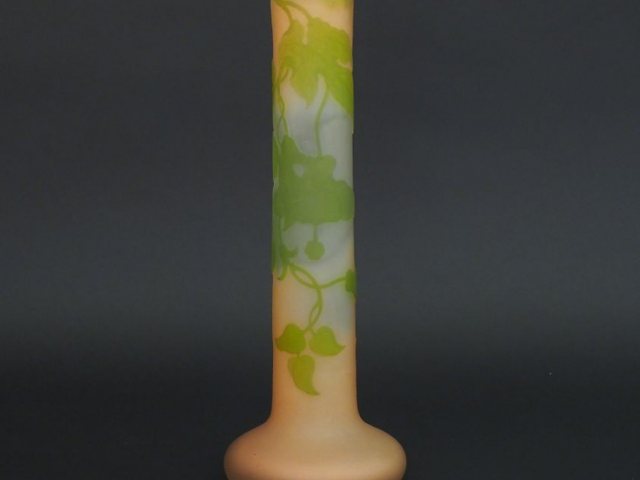 GALLE.  Vase tube en verre décor gravé en camée à l'acide de fleurs ve
