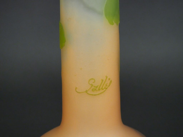 GALLE.  Vase tube en verre décor gravé en camée à l'acide de fleurs ve