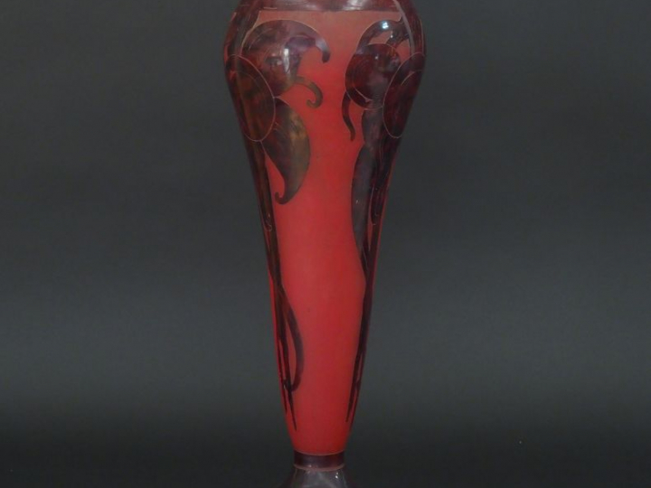 LE VERRE FRANCAIS.  Vase "prunes"  Signé H. 45 cm