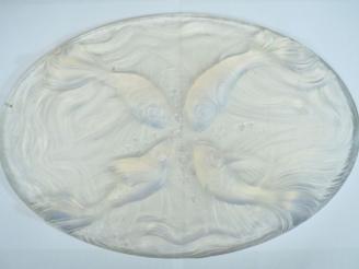 Vente aux enchères VERLYS.  Plaque en verre et verre opalescent à décor de poissons. Sign