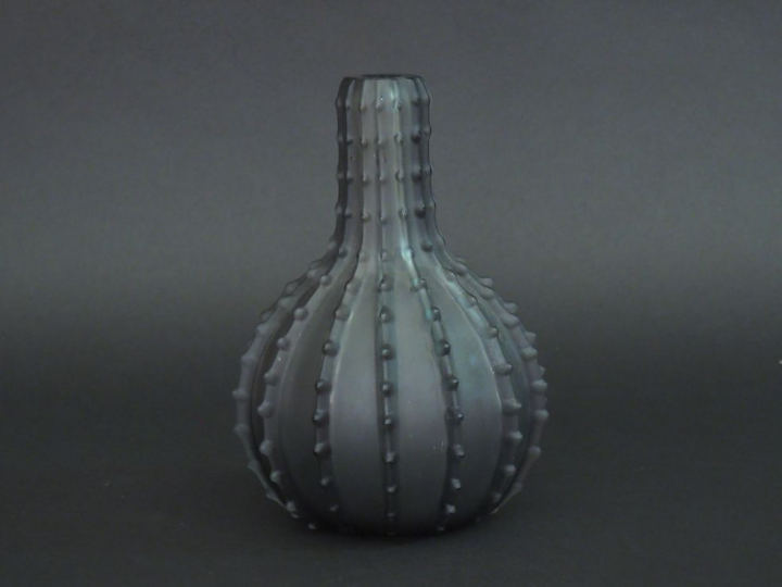 LALIQUE France.  Vase dentelé en verre soufflé, moulé, satiné. Signé. 