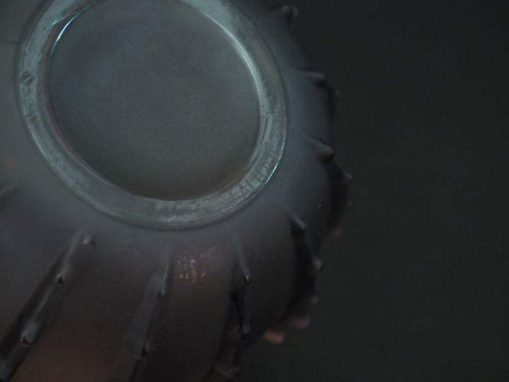 LALIQUE France.  Vase dentelé en verre soufflé, moulé, satiné. Signé. 