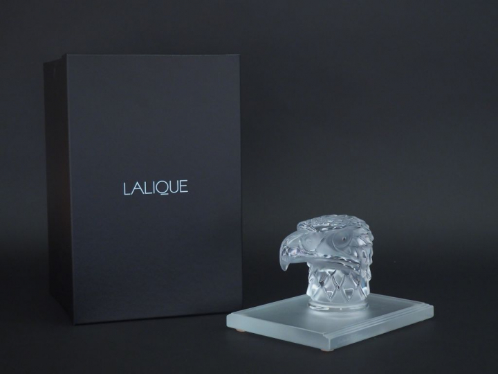 LALIQUE France. "Tête d'aigle" Sujet en cristal Signé  avec sa boite