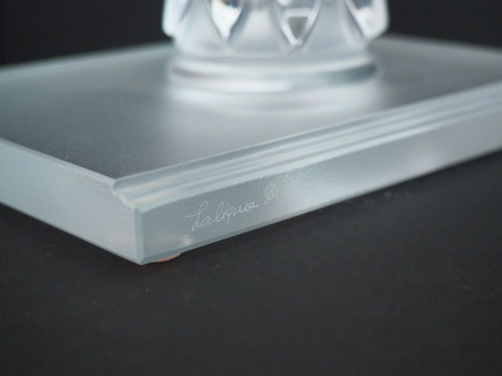 LALIQUE France. "Tête d'aigle" Sujet en cristal Signé  avec sa boite