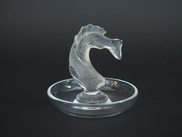 LALIQUE France. Baguier en cristal moulé à décor de poisson. H. 10 cm 