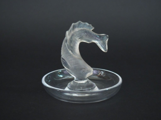 Vente aux enchères LALIQUE France. Baguier en cristal moulé à décor de poisson. H. 10 cm 
