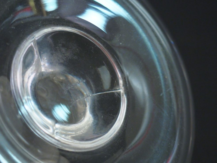 LALIQUE France. Baguier en cristal moulé à décor de poisson. H. 10 cm 