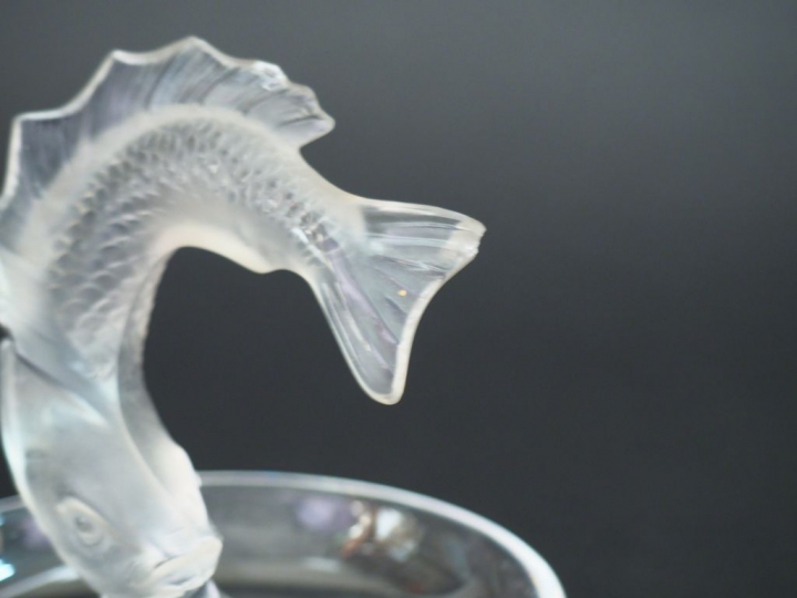 LALIQUE France. Baguier en cristal moulé à décor de poisson. H. 10 cm 
