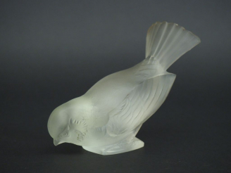 Vente aux enchères LALIQUE France. Moineau en cristal moulé. Signé
