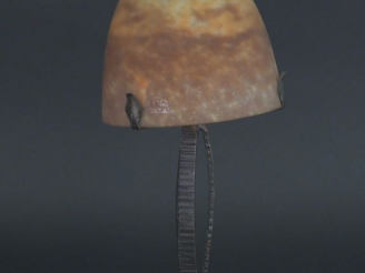 Vente aux enchères MULLER FRERES à Lunéville.  Lampe de chevet en verre sablé marbré, pié