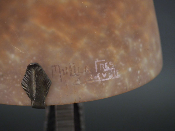 MULLER FRERES à Lunéville.  Lampe de chevet en verre sablé marbré, pié