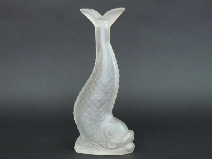 Vase Art Déco en verre moulé en forme de dauphin. H. 26 cm