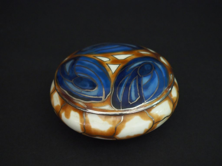 THARAUD à Limoges. Bonbonnière Art Déco en porcelaine polychrome à déc