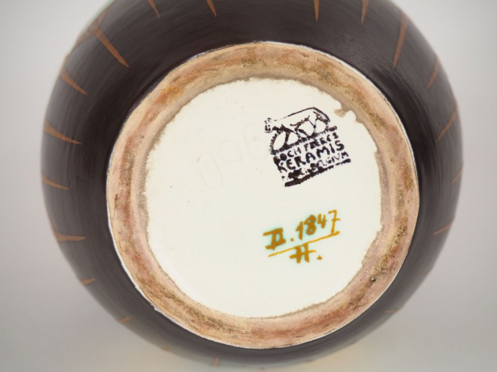 KERAMIS. Boch Frères Vase ovoide en céramique à décor de fleurs polych