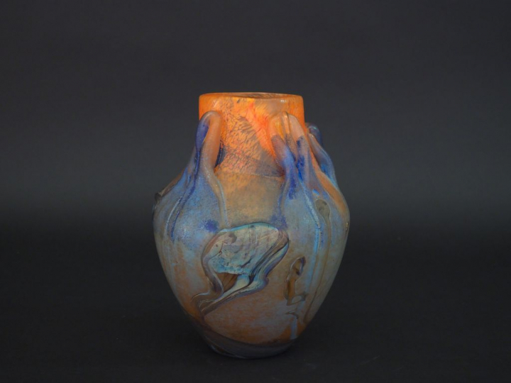 Jean Claude NOVARO. Vase en pâte de verre à décor intercalaire  de mot