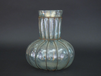 Vente aux enchères Vase en verre soufflé dans une monture en métal  H. 27 cm