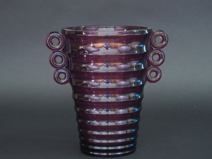 	Vase Art Déco en verre aubergine. H. 21.5 cm.