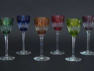 Vente aux enchères BACCARAT.  Suite de 6 verres en cristal bicolore. Signés