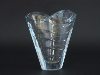 Vente aux enchères BACCARAT.  Vase en cristal. Signé H. 22 cm.