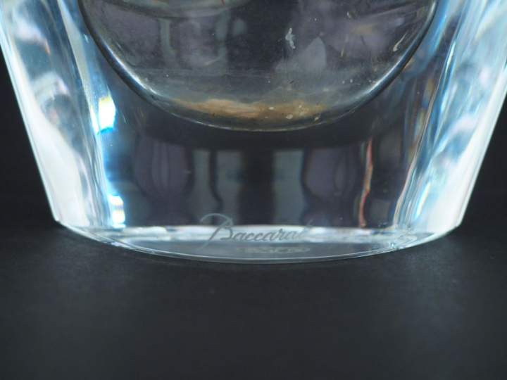 BACCARAT.  Vase en cristal. Signé H. 22 cm.