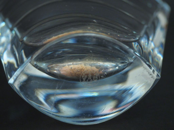 BACCARAT.  Vase en cristal. Signé H. 22 cm.