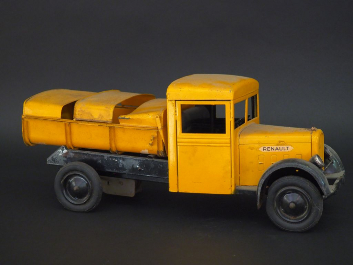 CIJ.  Jouet Renault, camion benne en tôle jaune et noir. L. 40 cm (inc