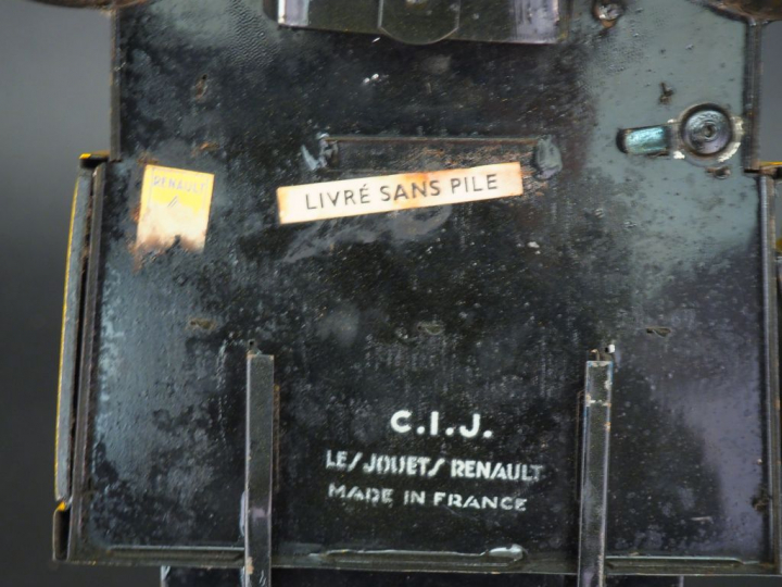 CIJ.  Jouet Renault, camion benne en tôle jaune et noir. L. 40 cm (inc