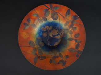 Vente aux enchères Bernard GONNET. Grand plat circulaire en métal émaillé à décor de fleu