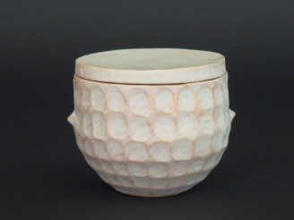 Vente aux enchères Pot couvert en céramique blanche.  H. 9 cm - Diam. 10 cm