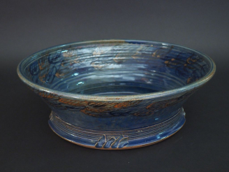 Vente aux enchères Grand plat creux et circulaire en céramique contemporaine. Dim. 40,5 c