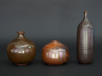 Vente aux enchères 3 différentes céramiques contemporaines en terre vernissée. H. 11 cm, 